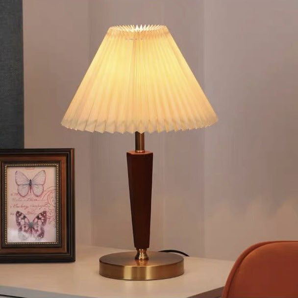 Dekorative Tischlampe mit plissiertem Schirm