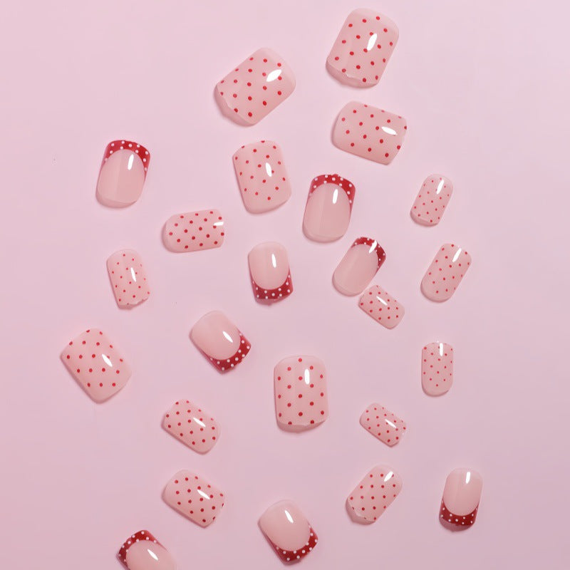 Stylishes Press-On-Nageldesign mit Punkten und französischen Spitzenakzenten Brehn