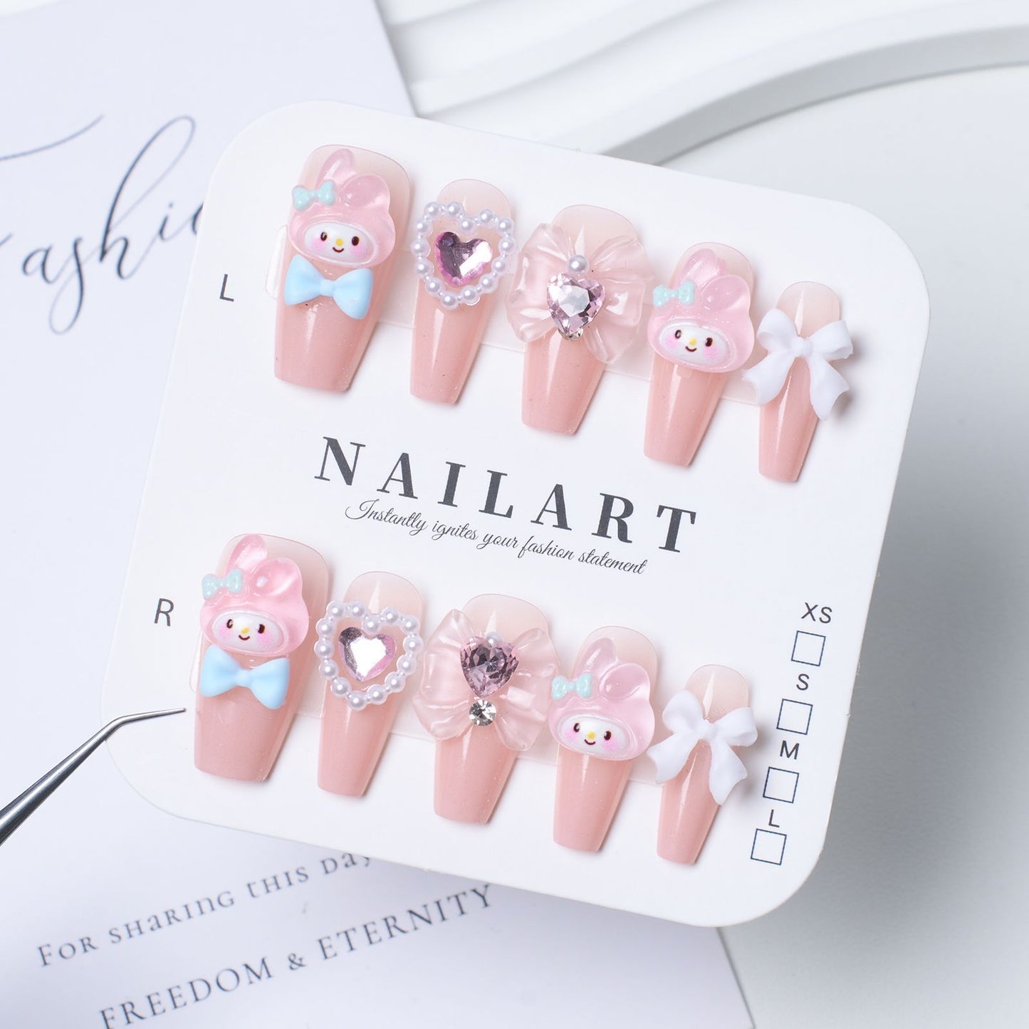 Künstlerisches Stiletto Press-On Nail Set mit floralen Verzierungen Brehn