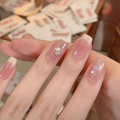 Stylische Press-On-Nagelverlängerungen mit künstlerischen Akzenten
