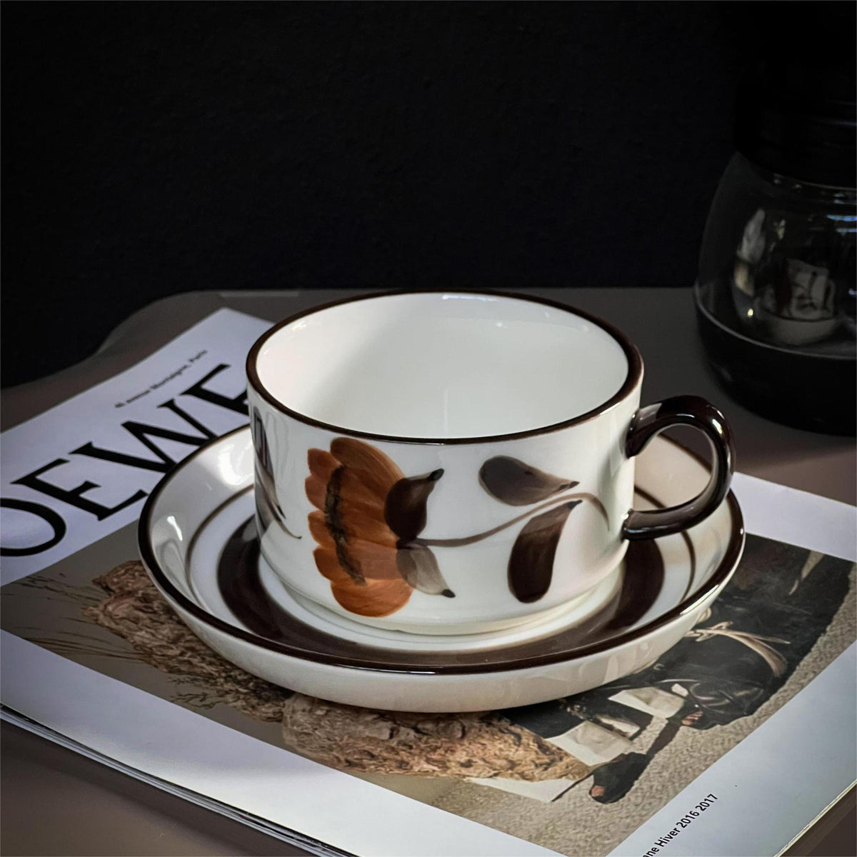 Porzellan-Cappuccino-Set mit botanischer Pinselmalerei und eleganter Randverzierung