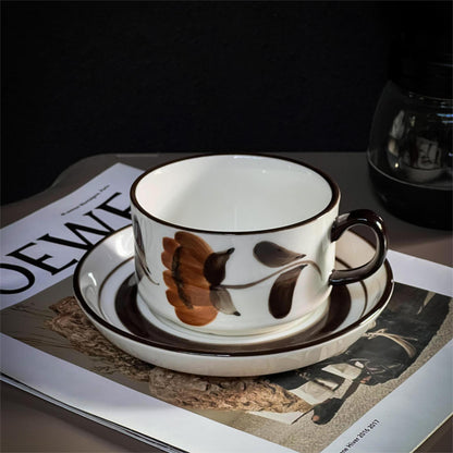 Porzellan-Cappuccino-Set mit botanischer Pinselmalerei und eleganter Randverzierung