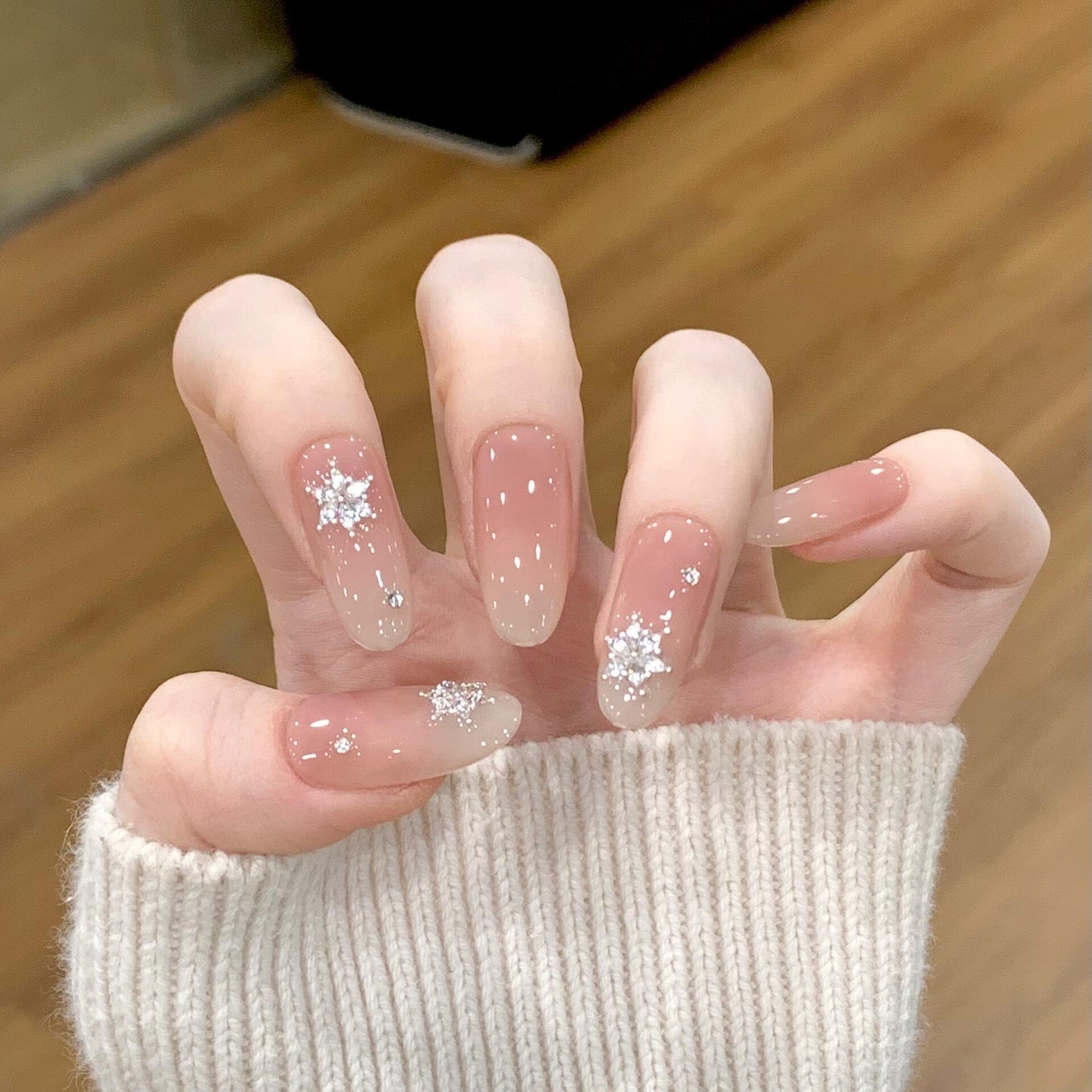 Kunstnägel mit Schimmernden Effekt und Elegantem Sternenmotiv Brehn