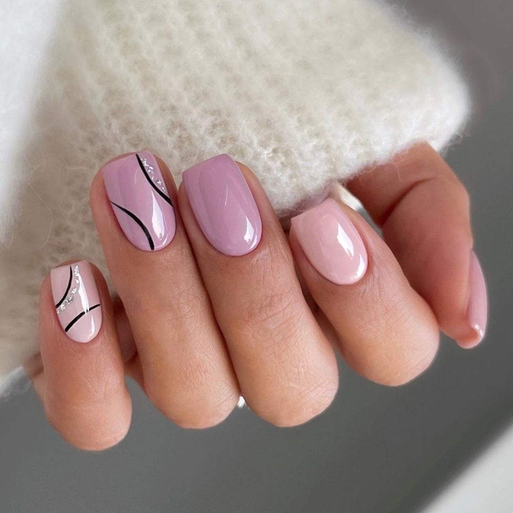 Kunstvolle Nagelgestaltung mit Glitzerakzenten Brehn