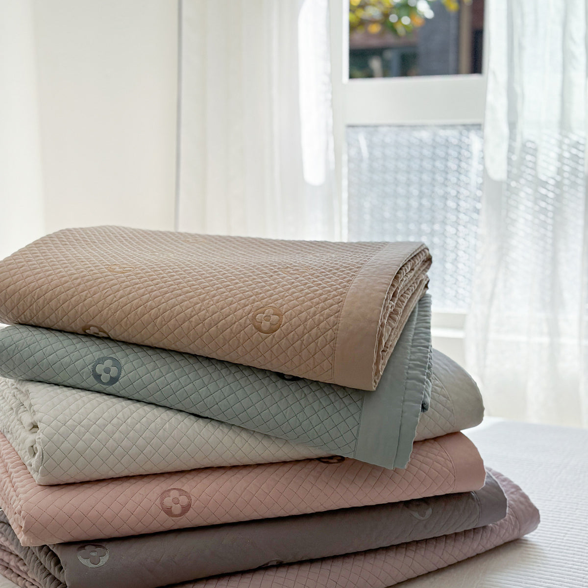Gesteppte wendbare Mikrokontakt-Bettüberwurf-Set mit geprägtem Blumenmotiv