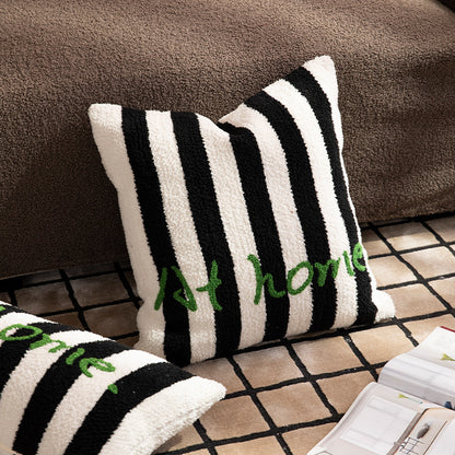 Gestreiftes Bouclé-Zierkissen mit geprägter Schlaufenstruktur und Schriftstickerei Brehn