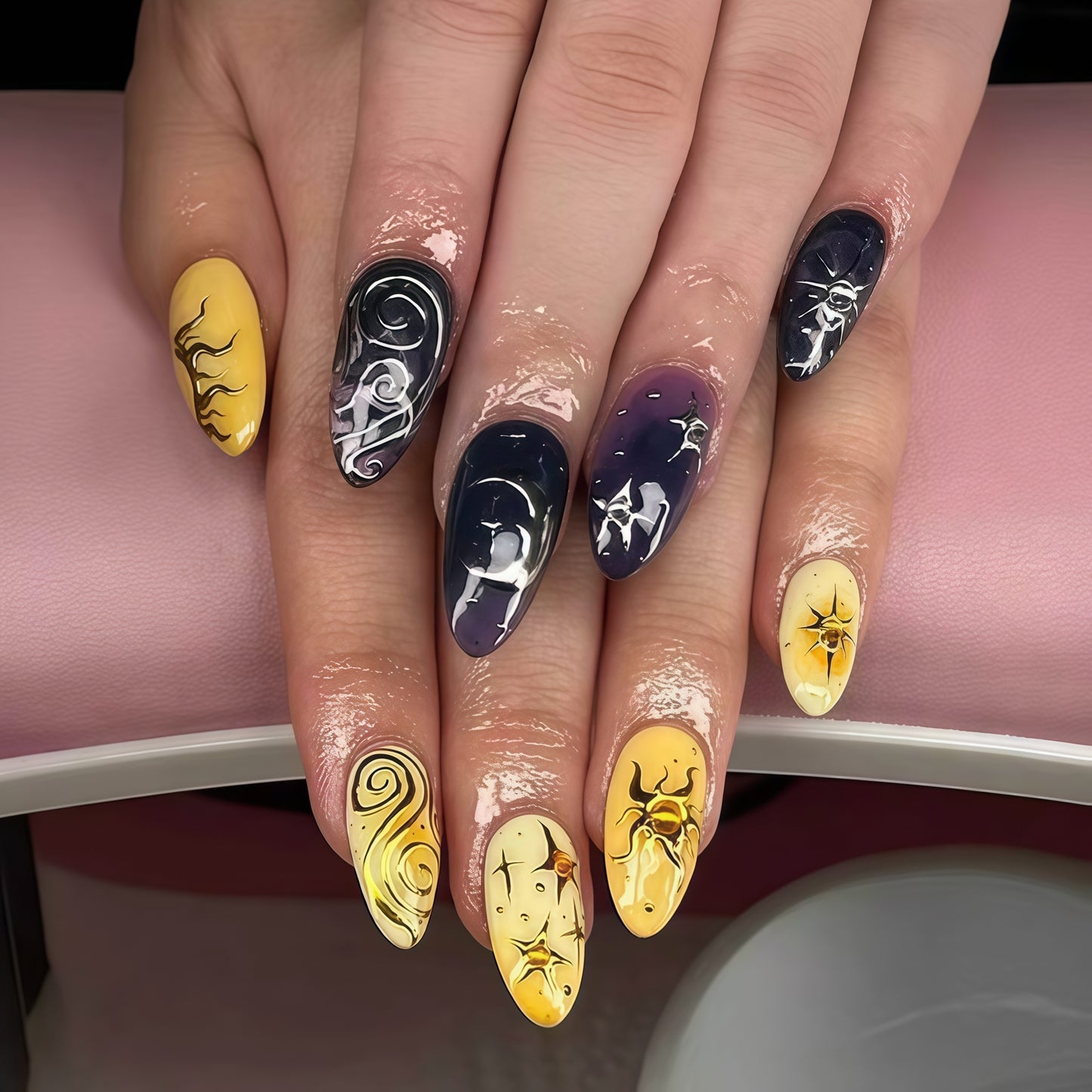 Künstlerische abstrakte Nagelkunstverlängerungen Brehn
