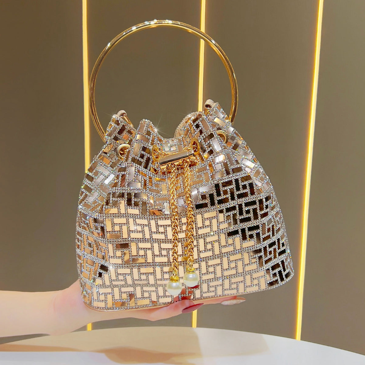 Rhinestone-beschmückte Bucket Bag