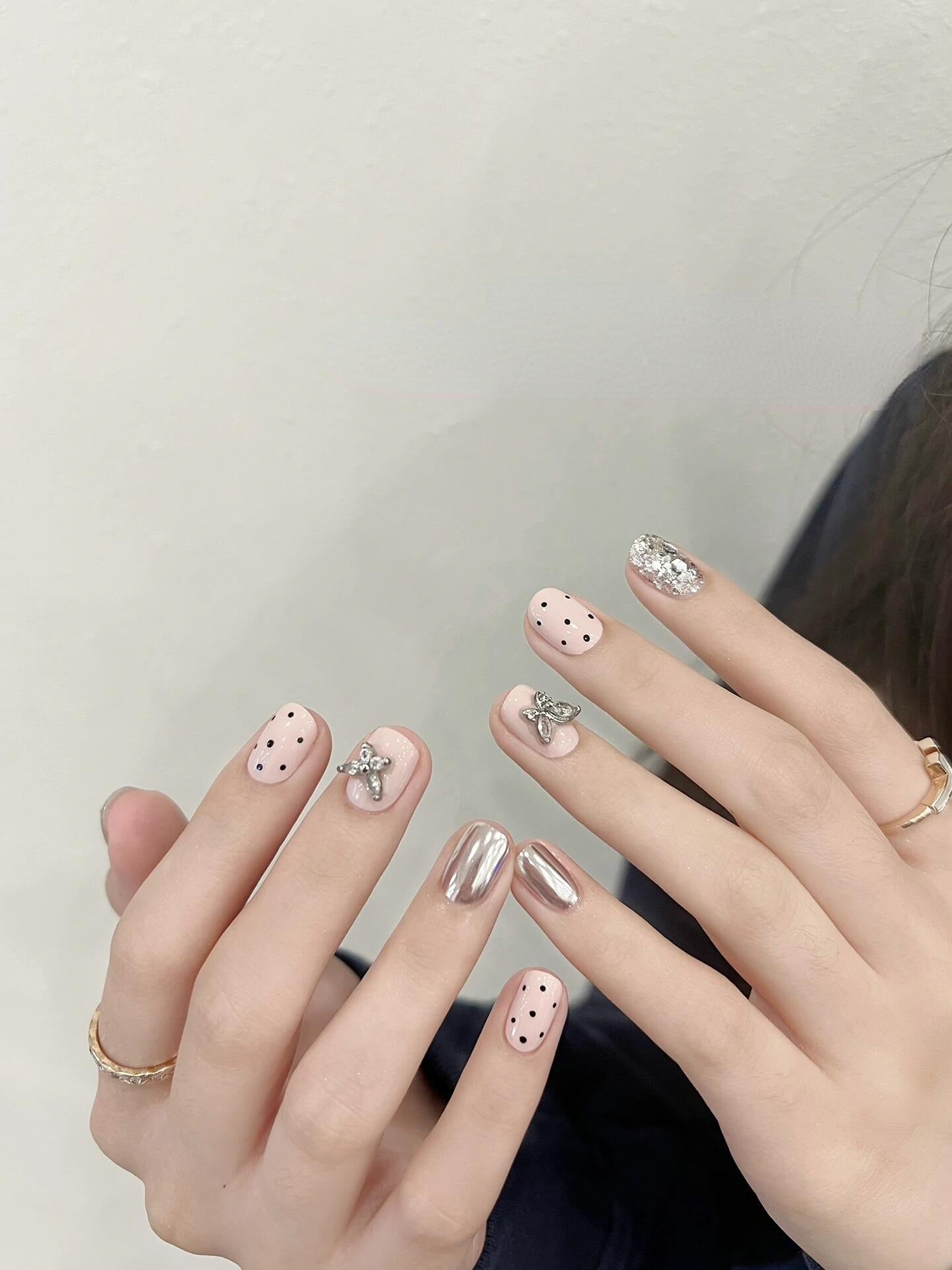Kunstnägel mit Verspieltem Design und Glitzerakzenten Brehn