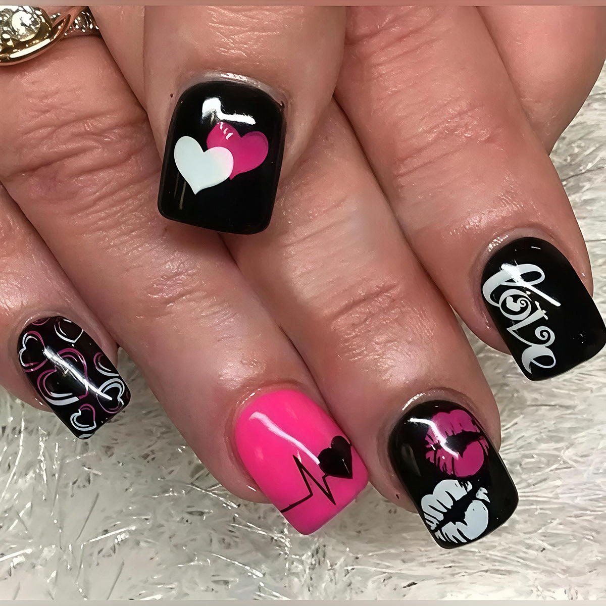 Kunstnageldesign mit Herzen und Kussmotiven Brehn