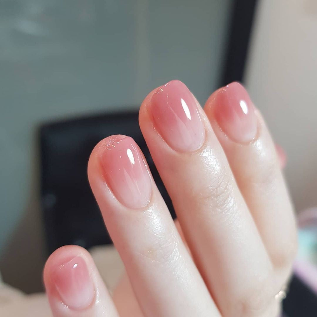 Hochglänzende Kunstnägel mit Rosé-Effekt Brehn