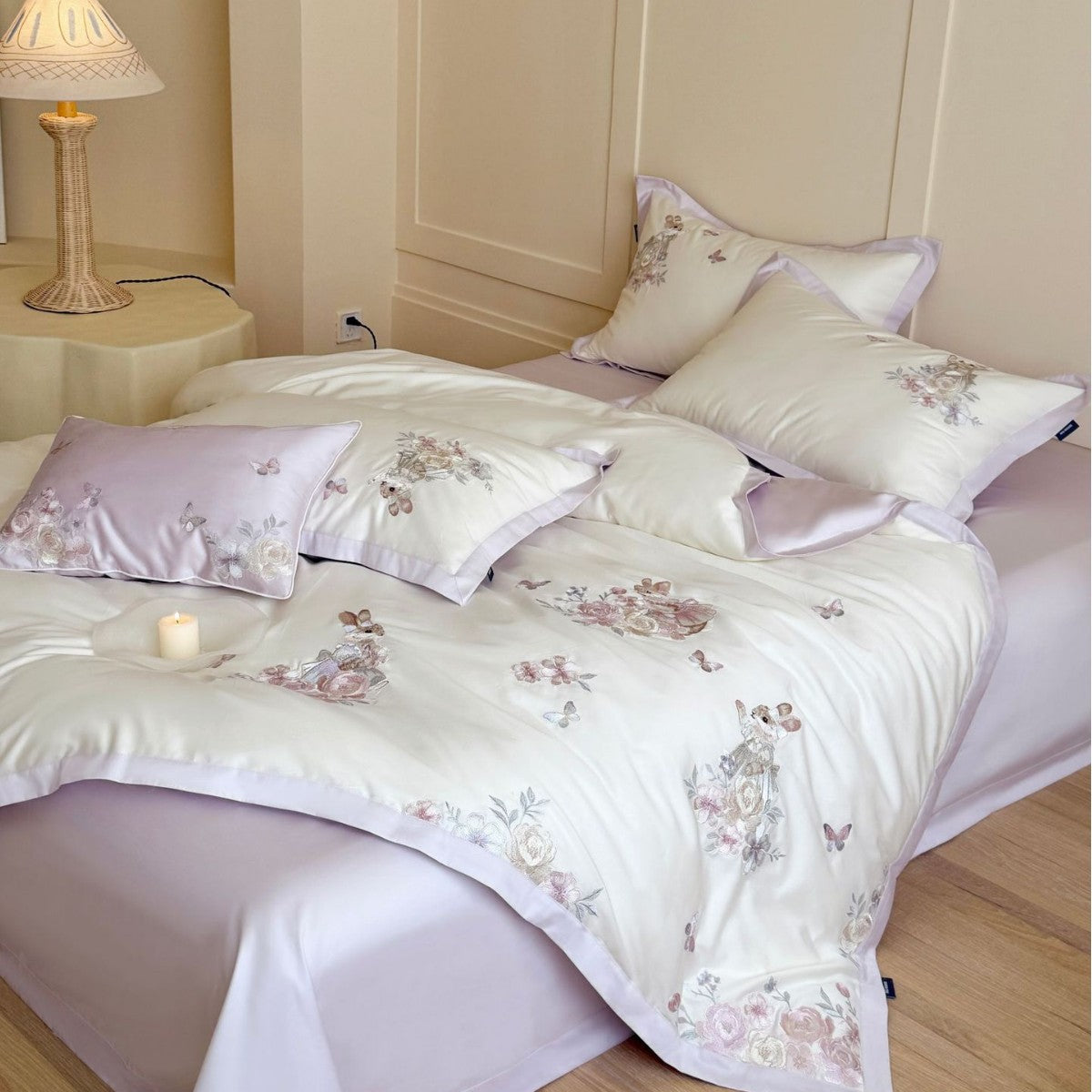 Feinbesticktes Bettwäsche-Set mit floralen Motiven und Tierapplikationen