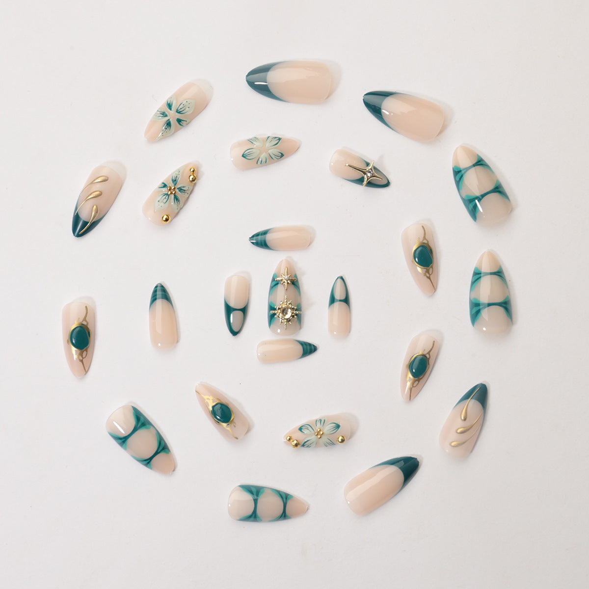 Kreatives Kunstnagelset mit aufwendigen Blumen- und Goldverzierungen Brehn