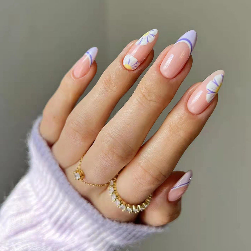 Kunstvolle Nailart mit Blumen- und Ombre-Effekten Brehn