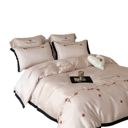 Bestickte Satin-ähnliche Bettwäsche mit Kontrastpaspel und dekorativen Kissenbezügen