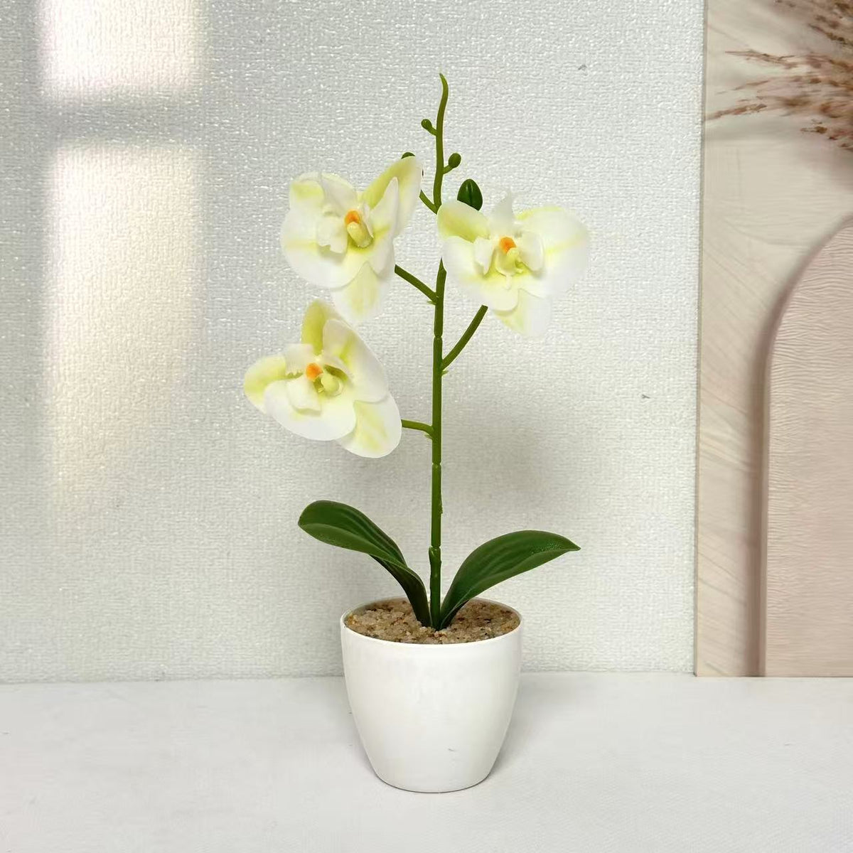 Realistische künstliche Orchideenpflanze für die Wohnkultur-Darstellung