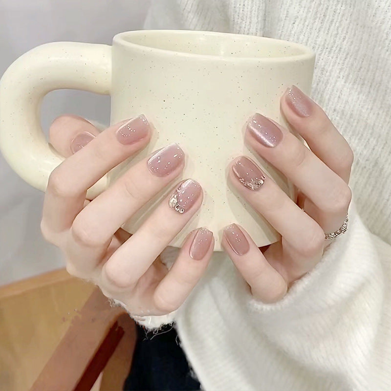 Glitzernde Kunstnagelspitzen mit eleganten Details Brehn