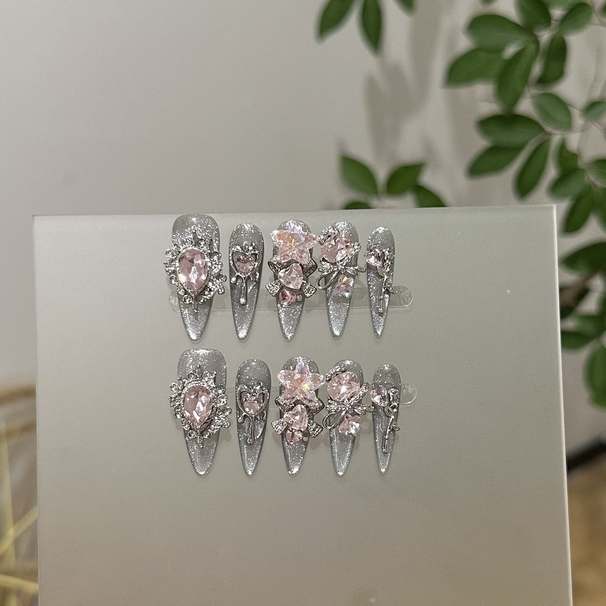 Elegantes, mit Strass verziertes Press-On-Nagel-Set