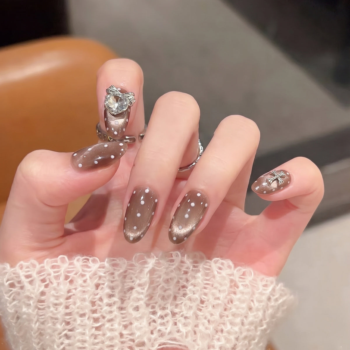 Elegantes Press-On-Nagel-Kunst-Set mit markanten metallischen Akzenten Brehn