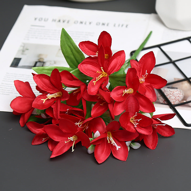 Dekorativer realistischer Blumenstrauß für die Wohnkultur