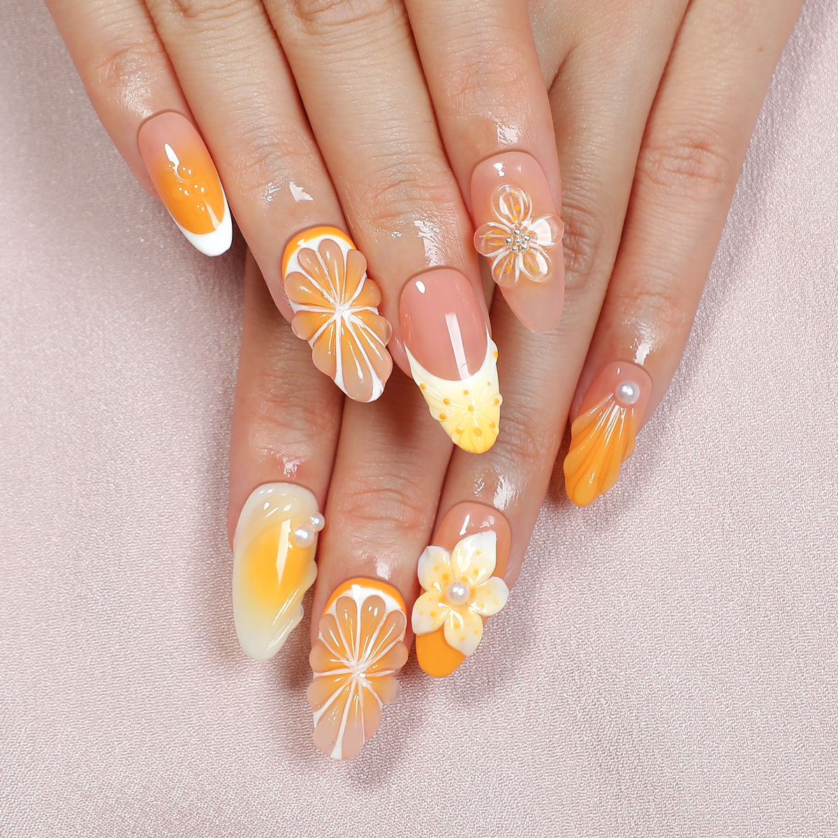 Kreatives Kunstnagelset mit floralen und Glitzerverzierungen Brehn