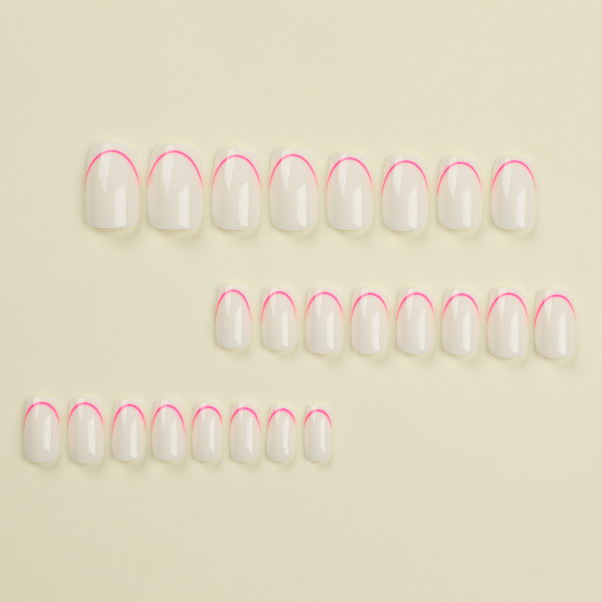 Stilvolle Kunstnägel mit elegantem French-Tip und modernen Akzenten Brehn