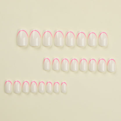 Stilvolle Kunstnägel mit elegantem French-Tip und modernen Akzenten Brehn