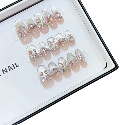 Dekorative Künstlerische Press-On Nagelset mit Herz- und Schleifenakzenten Brehn