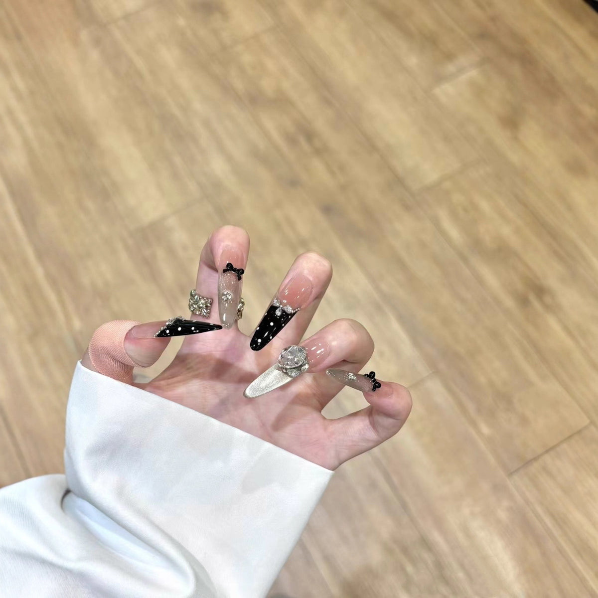 Dekorative Stiletto-Nagelerweiterungen mit Kristallakzenten