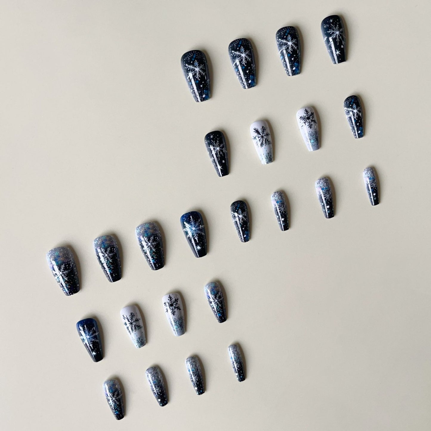 Kunstnagelset mit funkelnden Schneeflocken und Glitzerakzenten Brehn