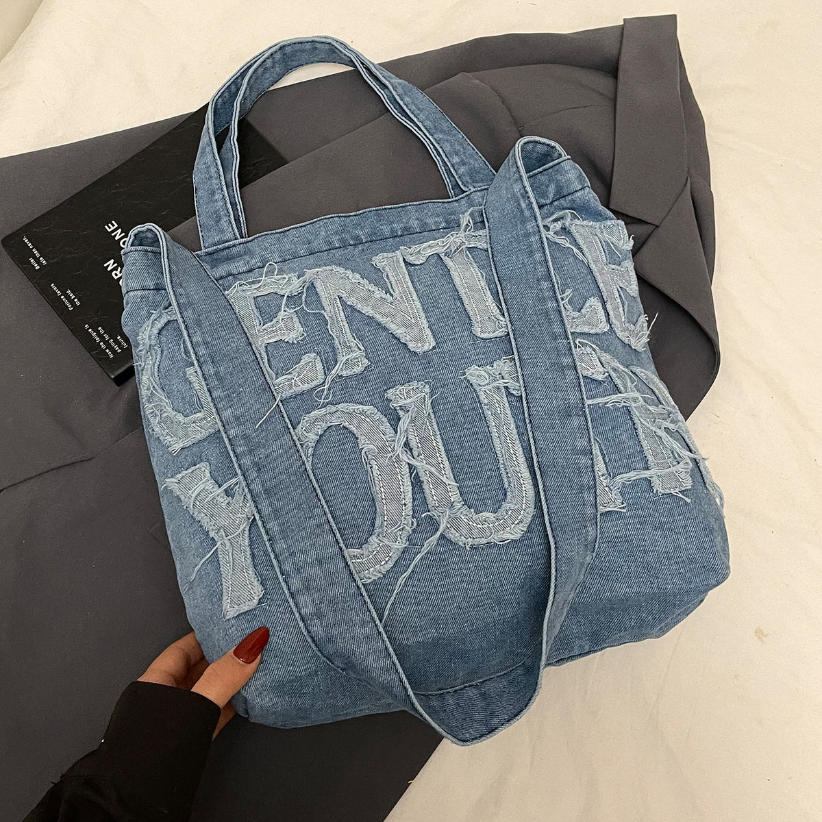 Zerrissene Denim Grafik Tragetasche