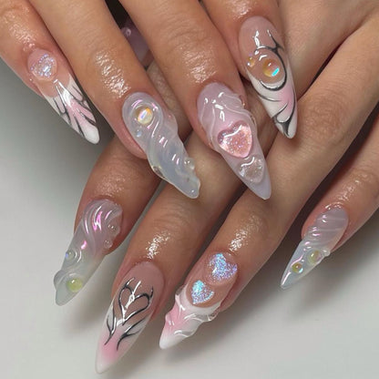 Kunstvolle Nagelverlängerungen mit zweidimensionalem Design und Glitzerakzenten Brehn