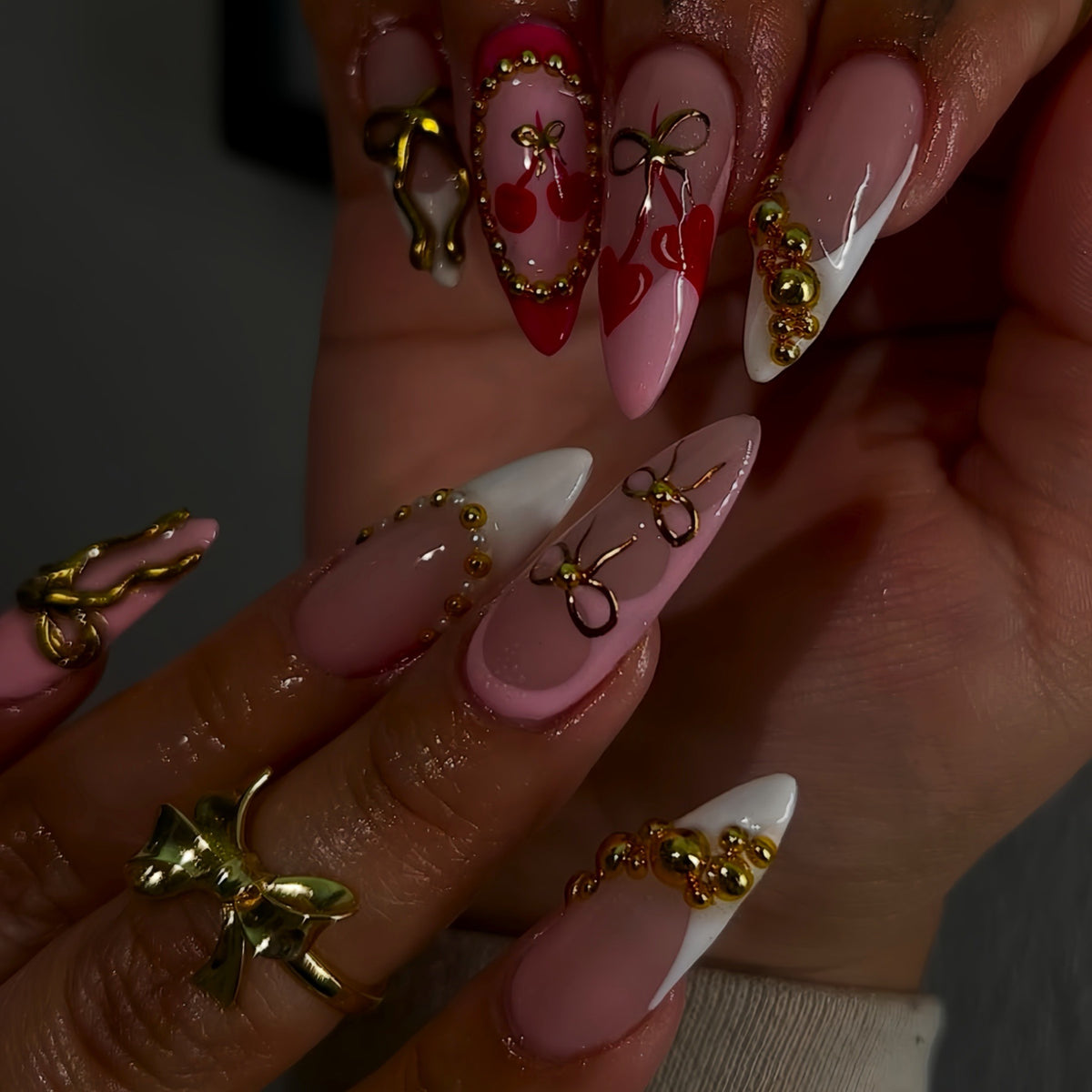 Elegante goldverzierte Nagelverlängerungen Brehn
