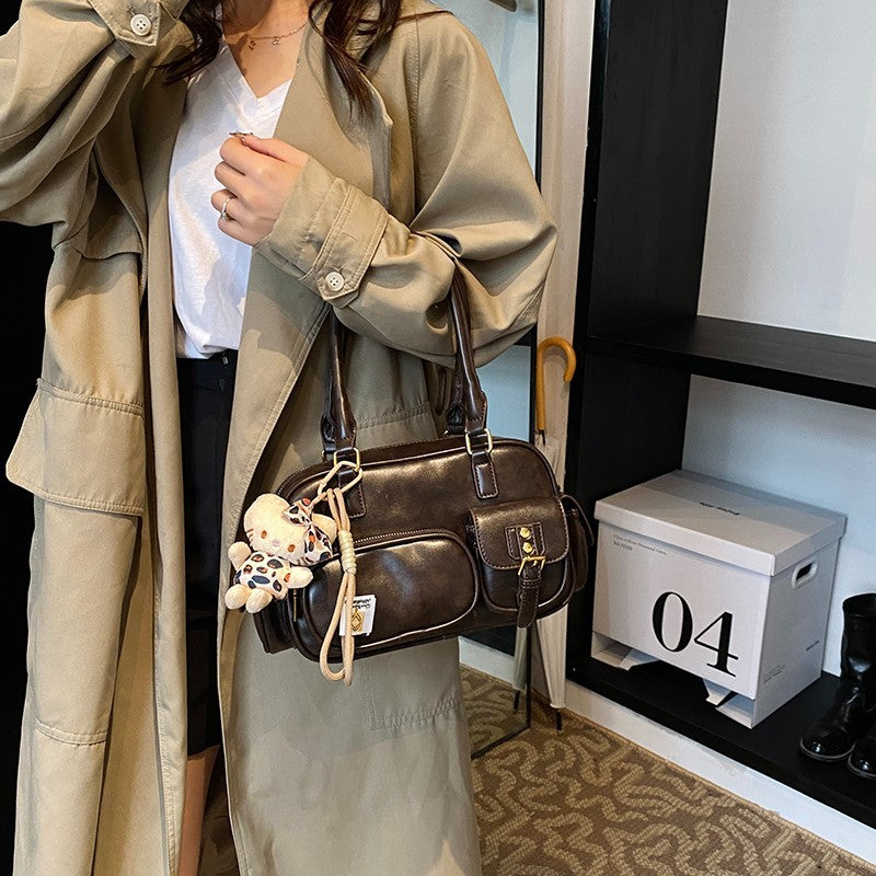 Elegante Handtasche mit Verspielten Anhängern und Mehreren Fächern Brehn