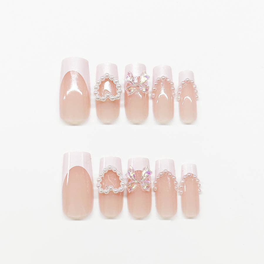 Kunstnagelset mit eleganten Perlen- und 3D-Blumenverzierungen Brehn
