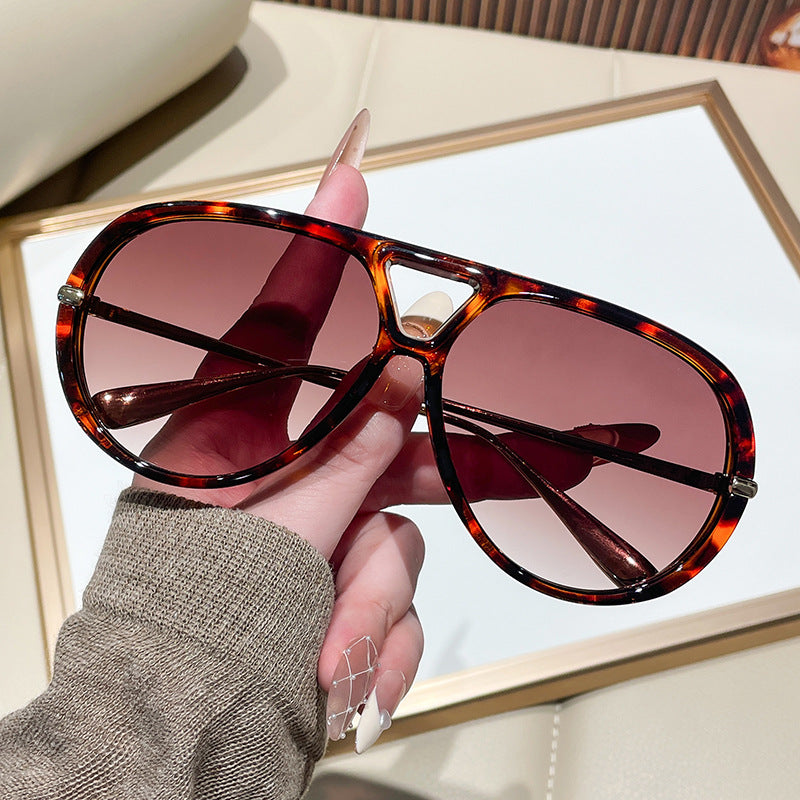 Damen Sonnenbrille im extravagantem Design mit markanten Gläsern Brehn