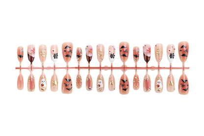 Kunstnagelset mit Halloween-Motiven und extravaganten Akzenten Brehn