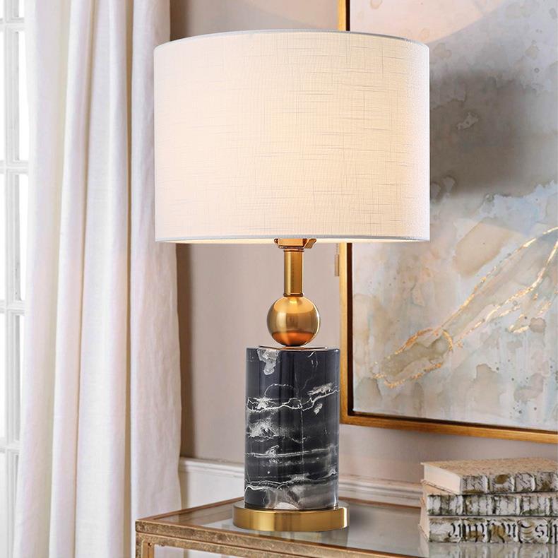 Elegante dekorative Tischlampe mit Marmorbasis