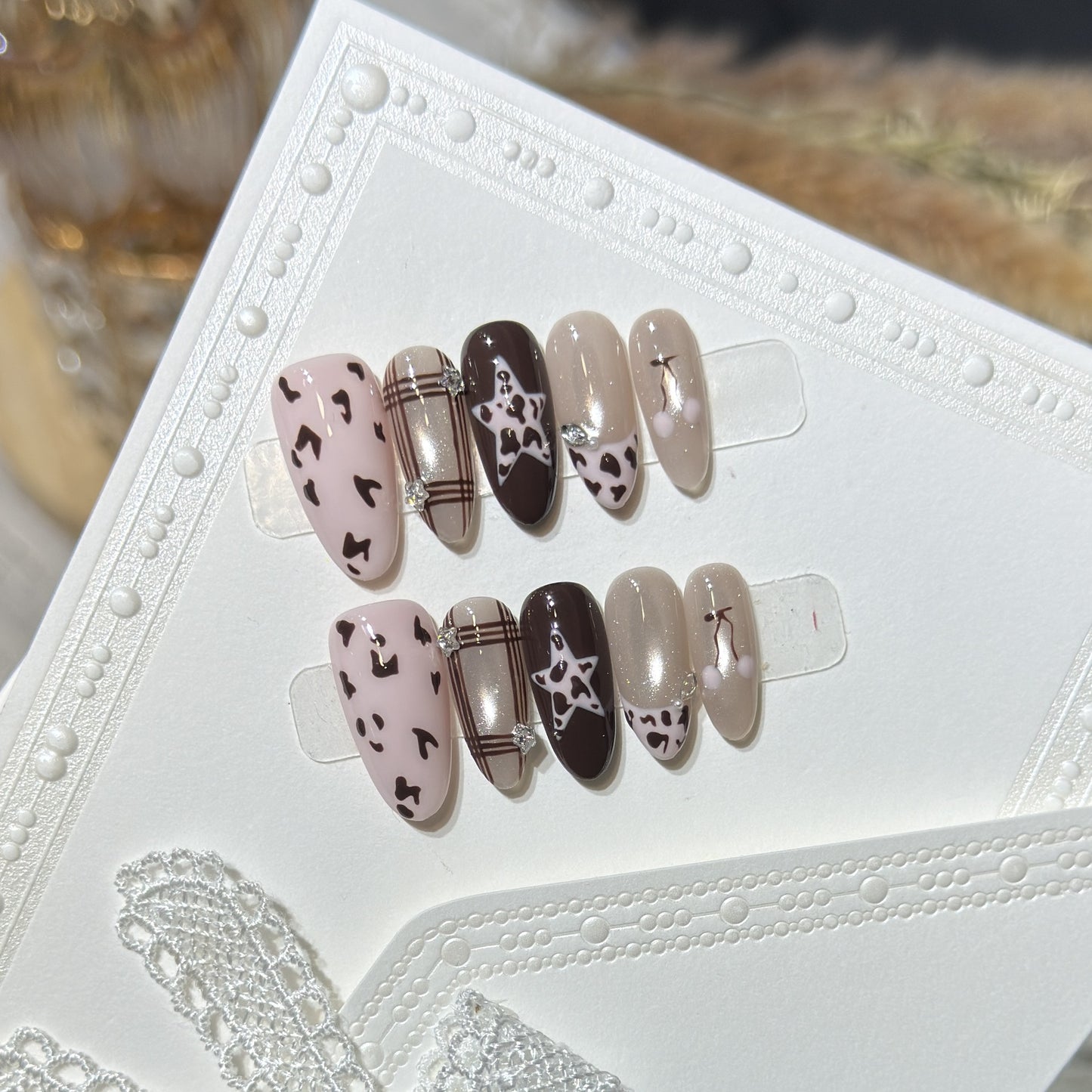 Künstlerisches Press-On Nagelkunstset mit einzigartigen Musterdesigns Brehn