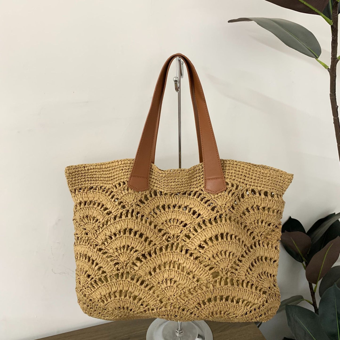 Handtasche Aus Hochwertigem Geflochtenem Naturmaterial mit Eleganten Ledergriffen Brehn