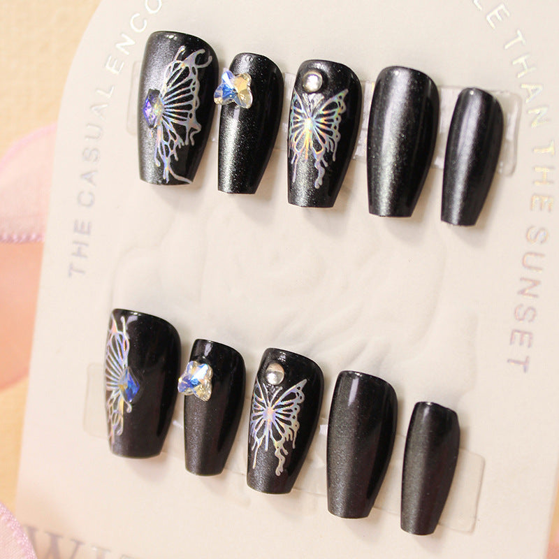 Kunstfingernägel mit dekorativen Schmetterlingsdesigns und Glitzerakzenten Brehn