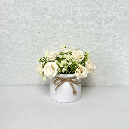 Lebensechter Blumenstrauß in dekorativem Topf für die wohnkultur