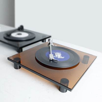 Retro-inspirierter Plattenspieler aus Vinyl