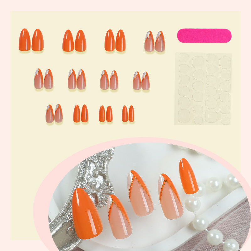 Kunstnagelset mit elegantem mattierten Finish und goldenen Akzenten Brehn