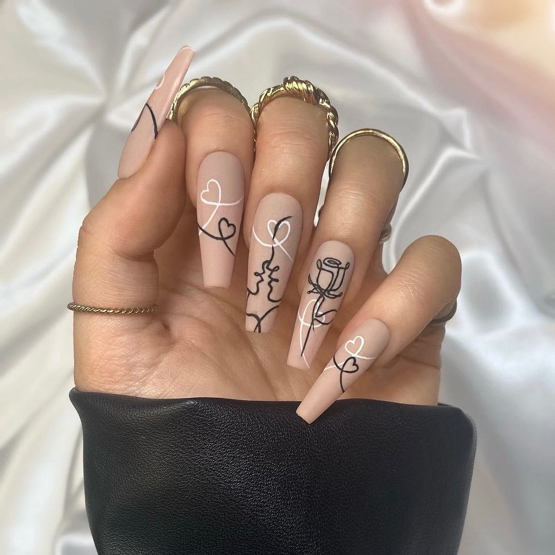 Kunstvolle Nagelverlängerungen mit kreativem Linien- und Herzdesign Brehn