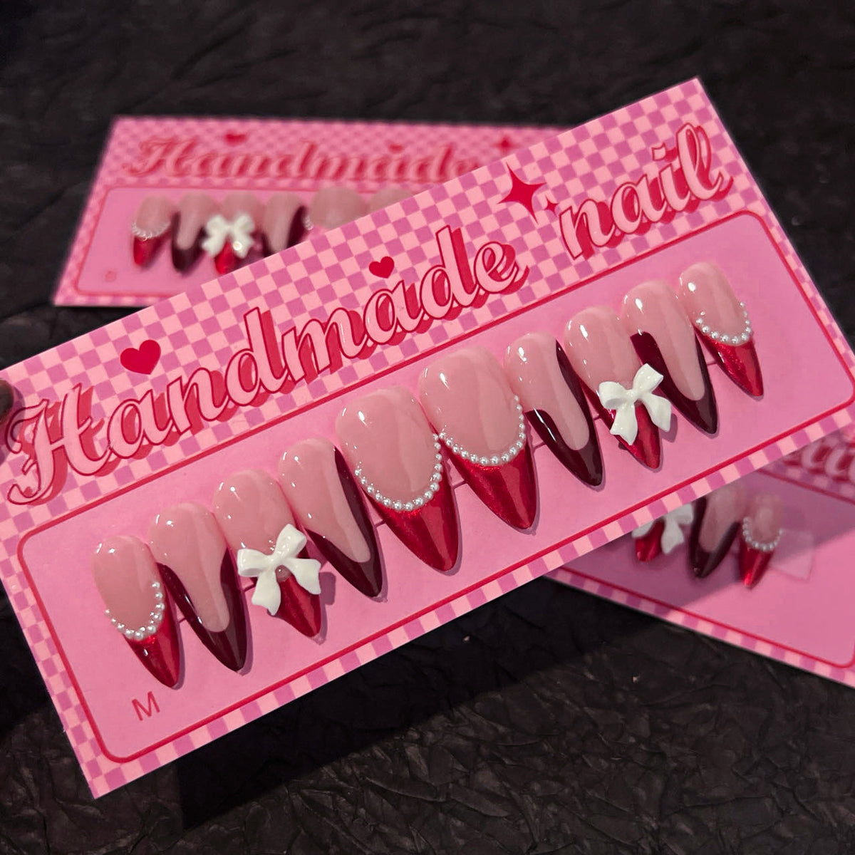 Künstliche Acryl-Nägel mit detailreichen Blütenakzenten Brehn