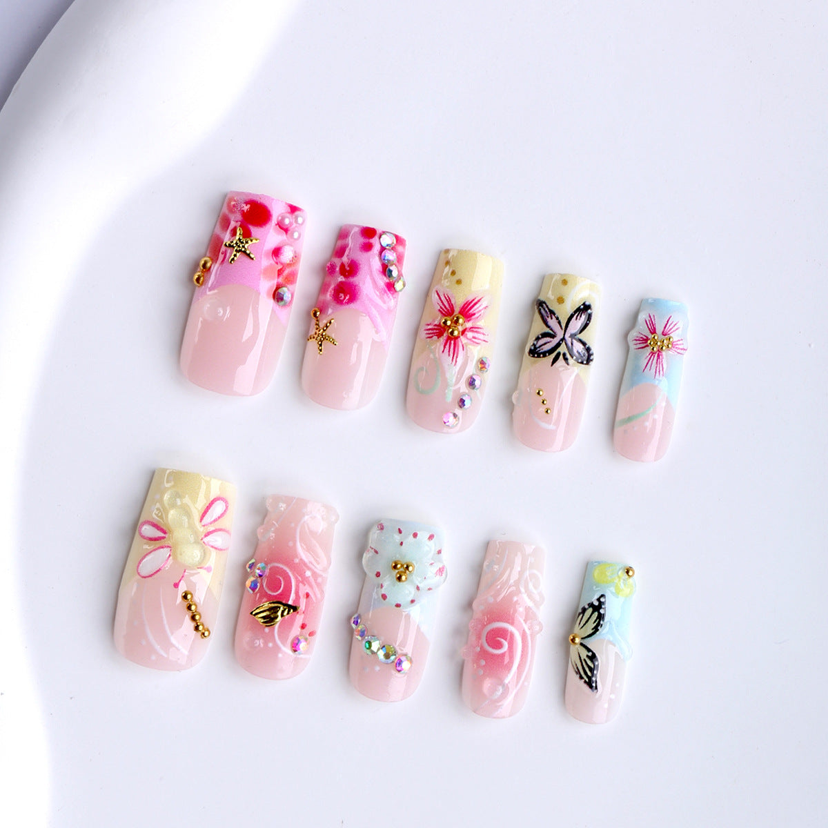 Kunstvolle Fingernägel mit Floralen Akzenten und Glitzer Brehn