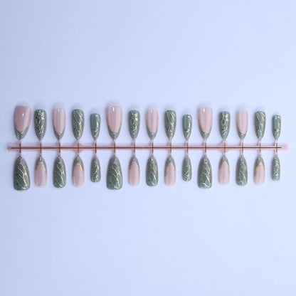 Künstlerisches Nagelkunst-Set mit Gold- und Blattdesign Brehn