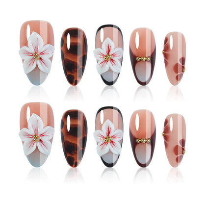 Kunstnagelset mit floralen Akzenten und eleganten Verzierungen Brehn