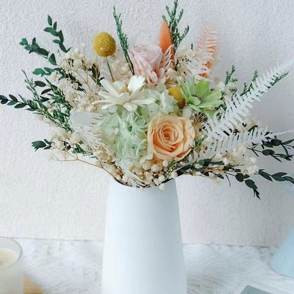 Lebensechte botanische Blumenanordnung